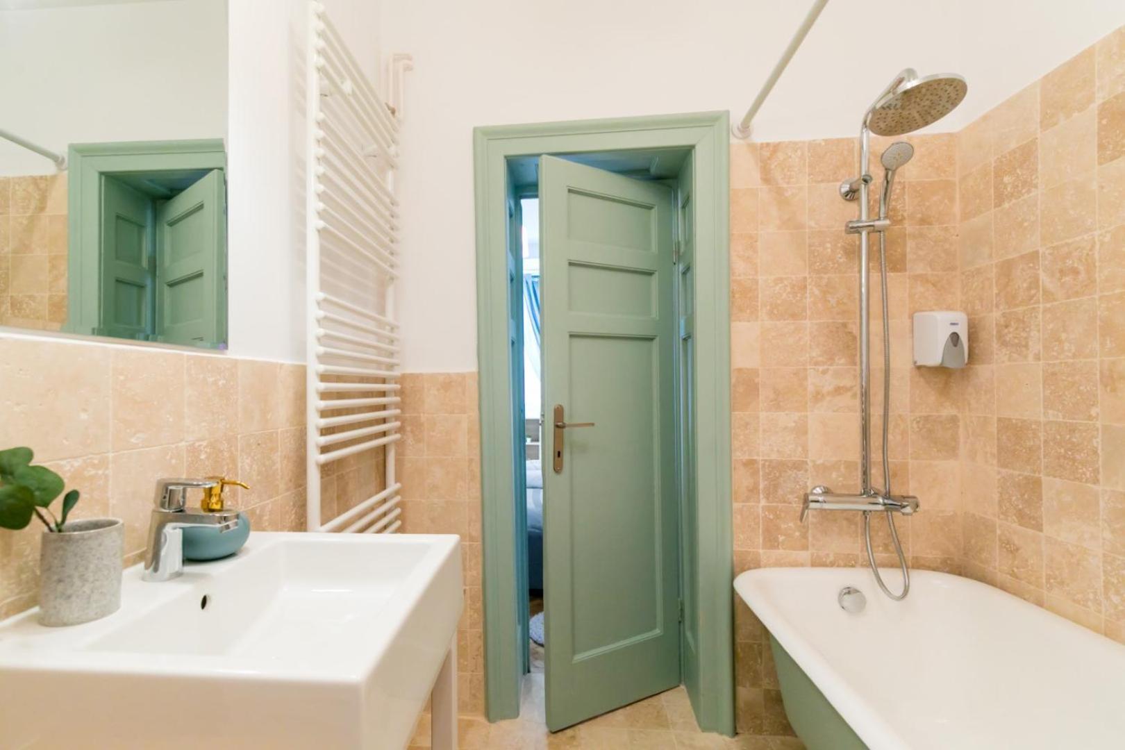 Heart Of The City - Cozy Apartments In Prime Location Bucureşti Ngoại thất bức ảnh